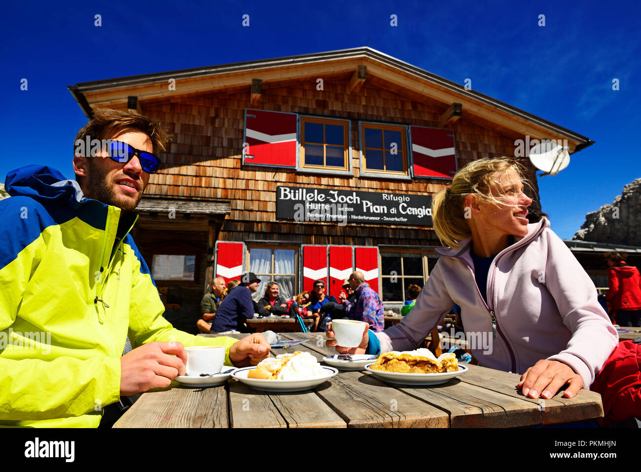 Los excursionistas en pausa en la cabaña Sextener Büllele Joch, dolomitas, Hochpustertal, Tirol del Sur, Italia Foto de stock