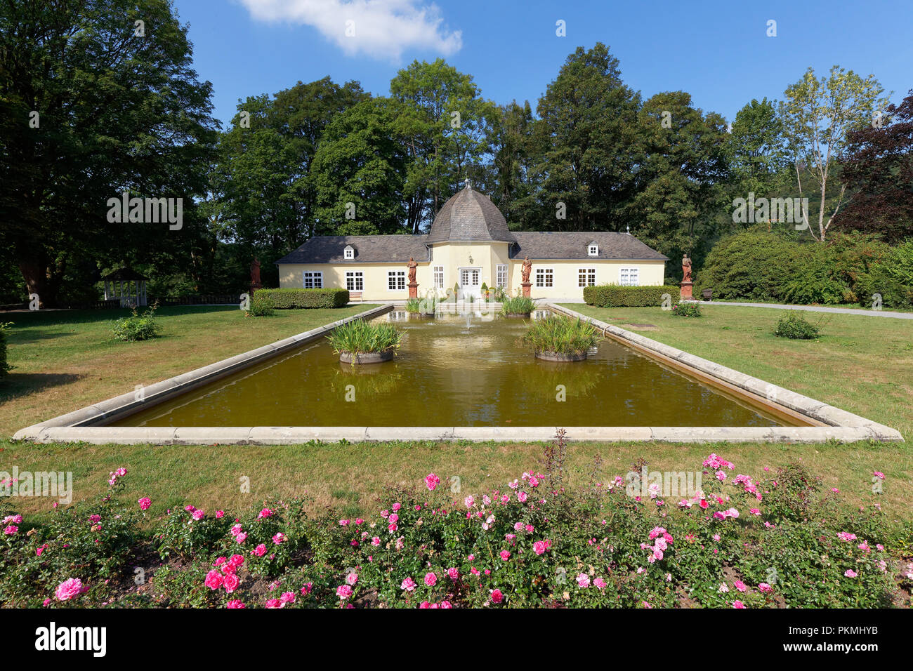 Orangery, oficina del registro, Castle Garden, estatuas, estanques, castillo, Bad Berleburg, health resort, distrito de Siegen-Wittgenstein Foto de stock