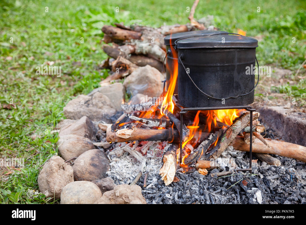 170 ideas de Calderos  caldero, cocina de campamento, cocina camping