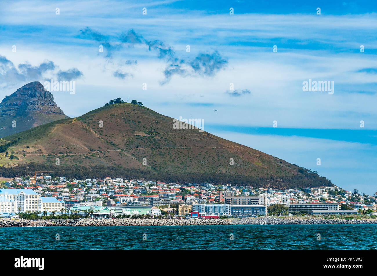 Signal Hill y Cape Town en el Atlántico Sur, Sudáfrica Foto de stock