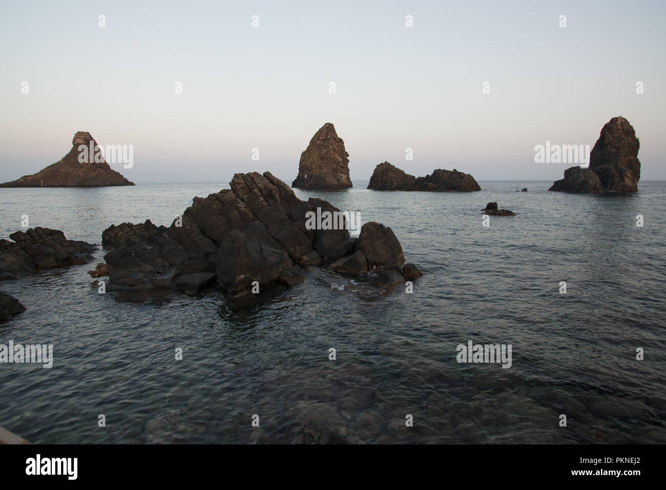Zyklopeninseln bei Aci Castello auf Sizilien Foto de stock