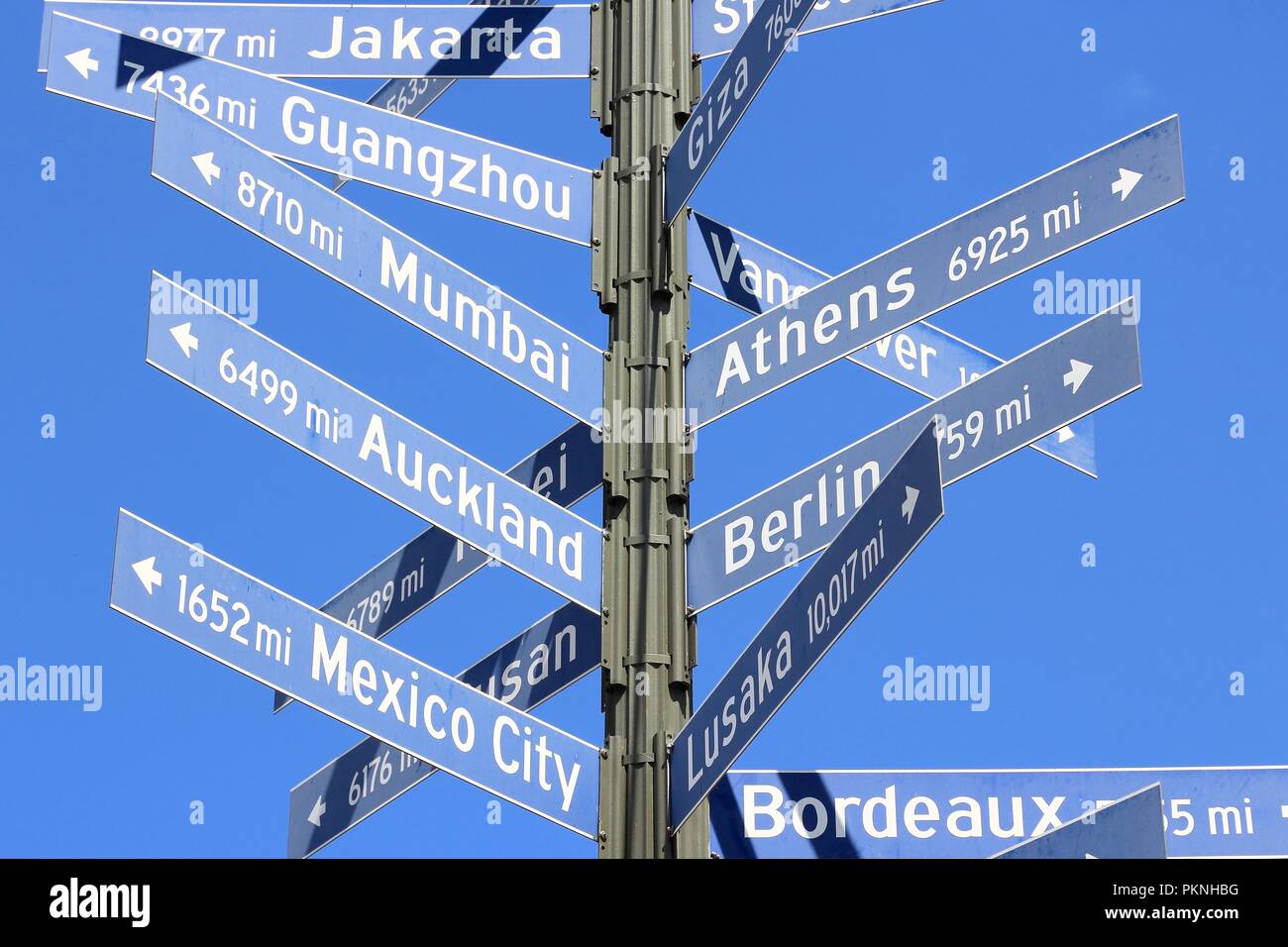 Los Angeles distancia signos a sus ciudades hermanas: Yakarta, Guangzhou, Burdeos, Mumbai, Ciudad de México, Atenas, Auckland, Berlín y Lusaka. Foto de stock