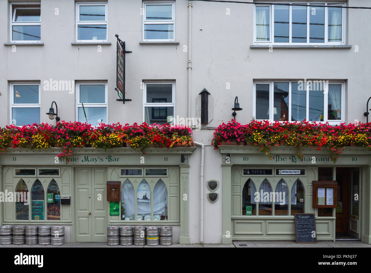 Annie Mays Bar skibbereen West Cork Ireland con floración verano cestas colgantes sobre las ventanas. Foto de stock