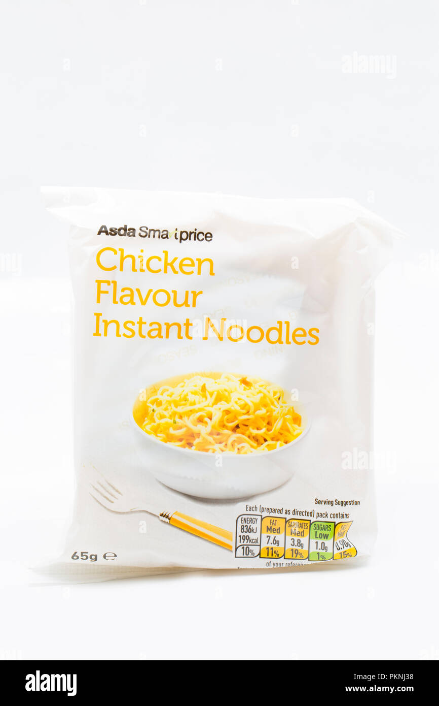 Un paquete de Asda precio inteligente sabor a pollo fideos instantáneos.  Inglaterra GB Fotografía de stock - Alamy