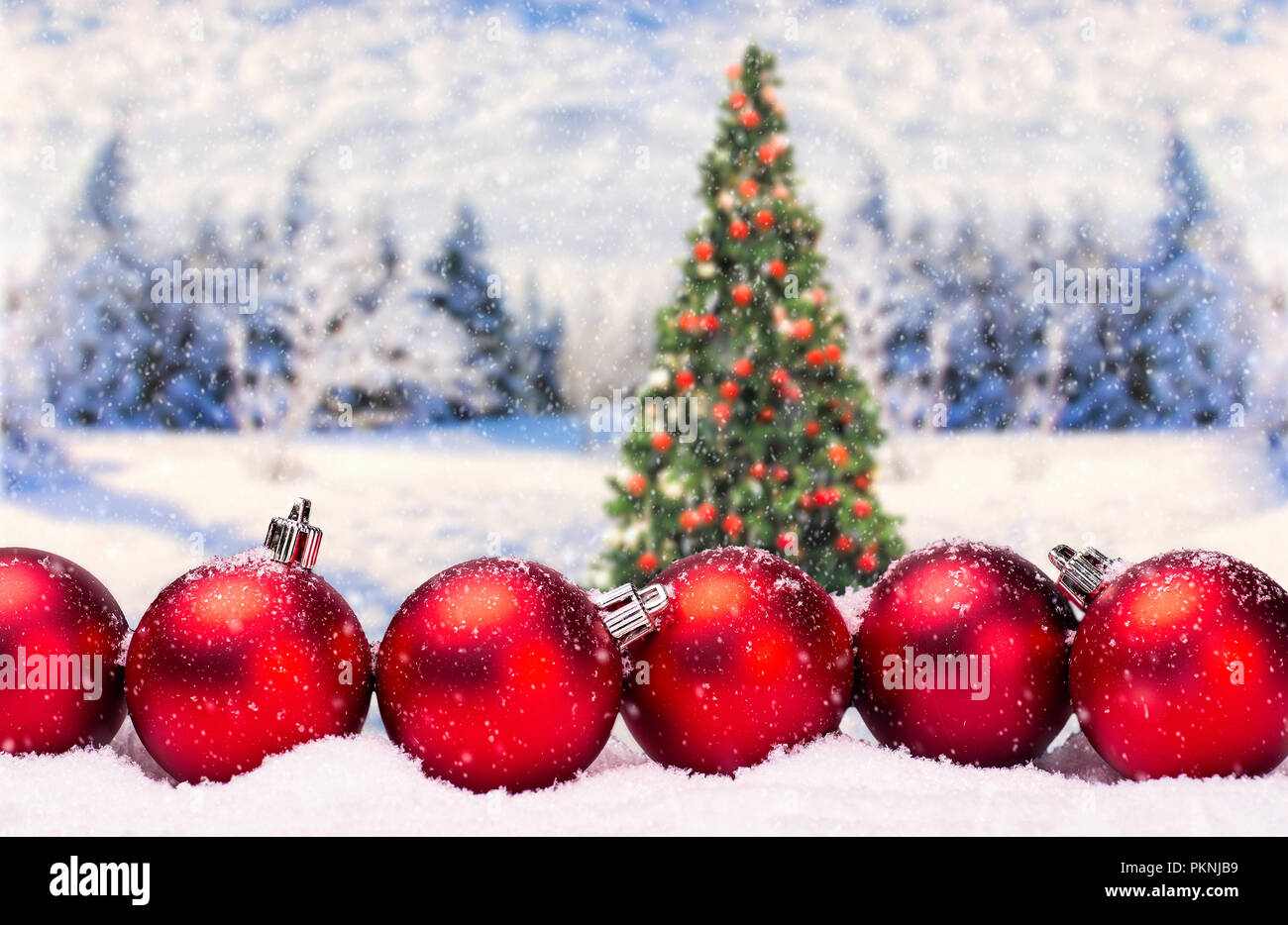 Bolas de navidad rojo como decoración de navidad con árbol de Navidad y el paisaje en el fondo Foto de stock