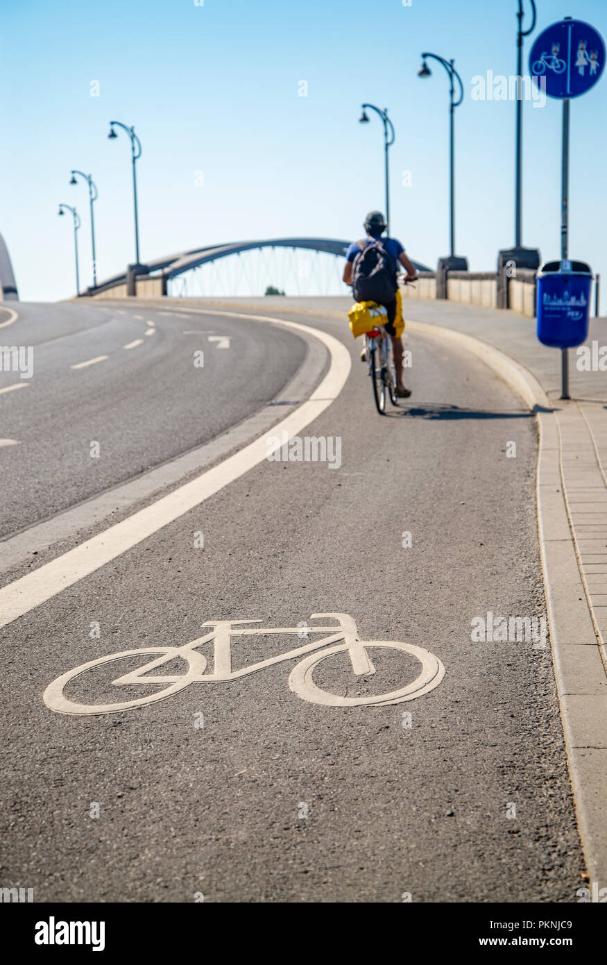 Un ciclista monta la bicicleta de ruta sobre el puente Honsell en Frankfurt. Foto de stock