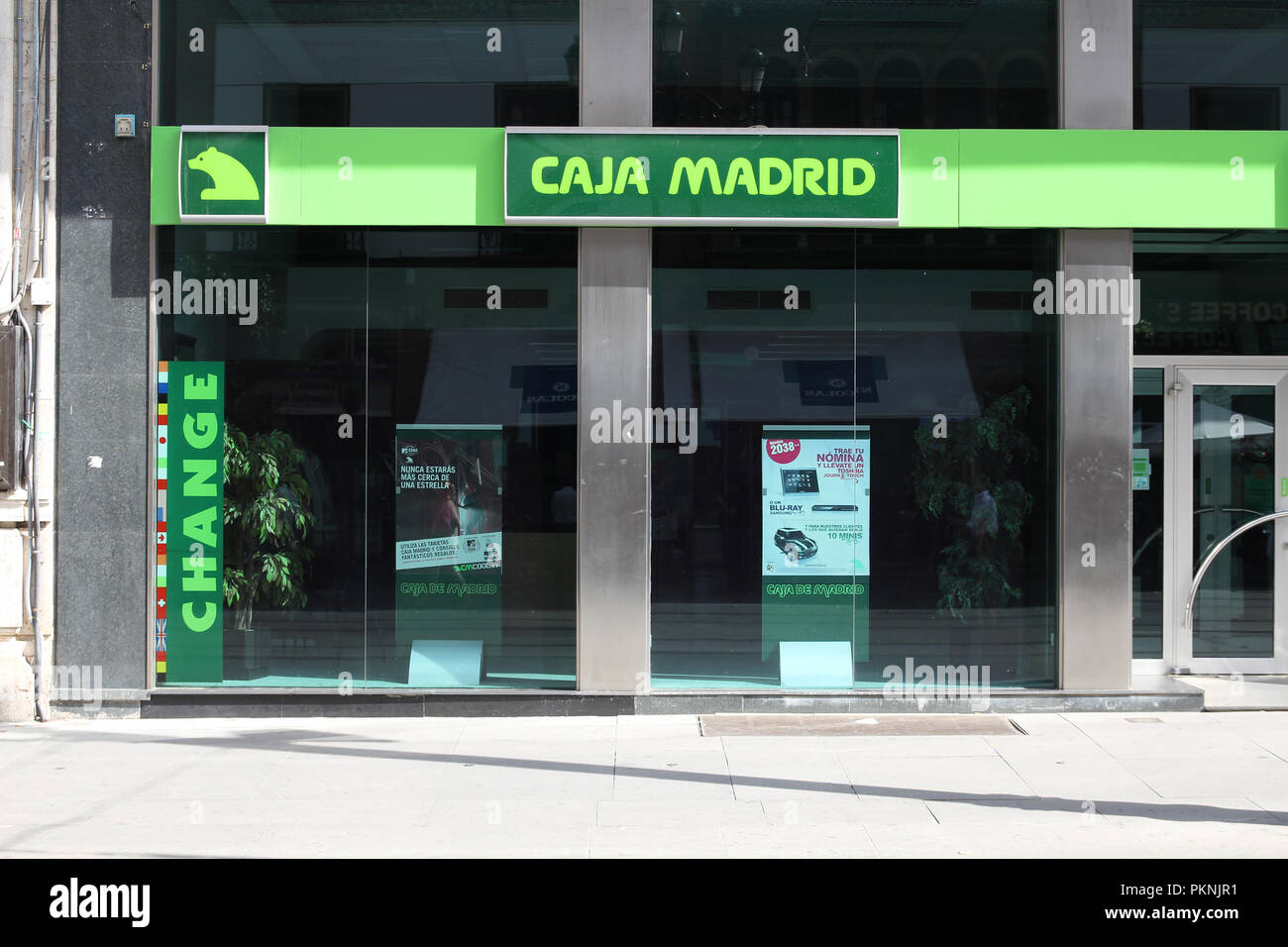 SEVILLA - 12 de octubre: Caja Madrid sucursal bancaria el 12 de octubre de  2010 en Sevilla, España. Caja Madrid es el más antiguo banco de ahorros  español con 15,279 emplean Fotografía de stock - Alamy