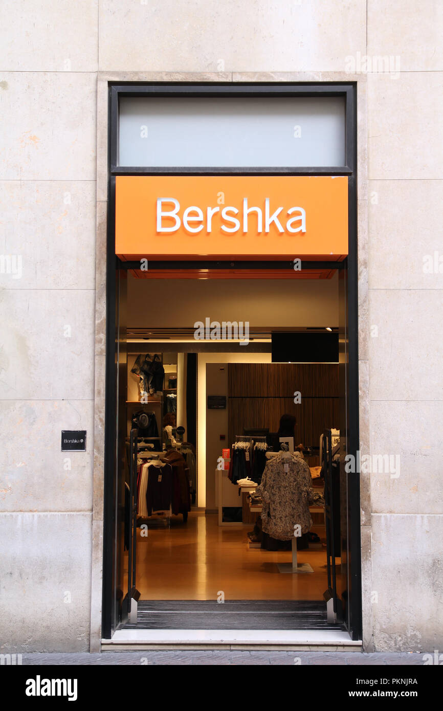 VALENCIA - 10 de octubre: Bershka el 10 de octubre de 2010 en Valencia,  España. La salida marca pertenece a Inditex, uno de los más grandes del  mundo fashion g Fotografía de stock - Alamy