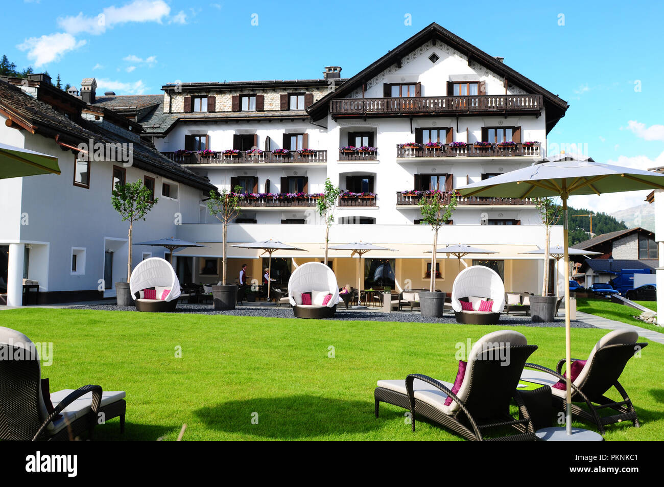 Champfèr/St.Moritz: El Giardino Hotel de Montaña sillas de jardín ofrecen momentos de relax Foto de stock