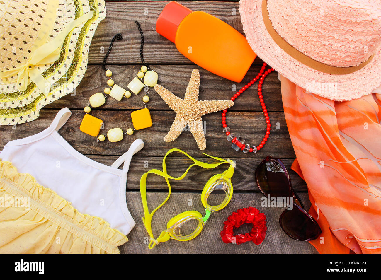 Verano ropa de mujer y accesorios de playa para sus vacaciones en el mar de  fondo de madera vieja. Imagen de tonos Fotografía de stock - Alamy