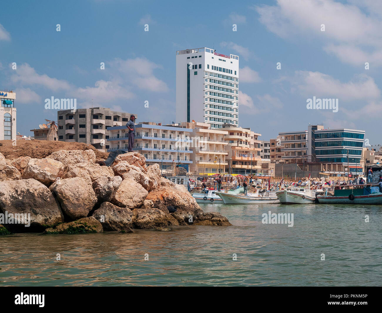 El puerto de Tartus, Siria. Tartus la segunda mayor ciudad portuaria  situada en la costa mediterránea de Siria Fotografía de stock - Alamy