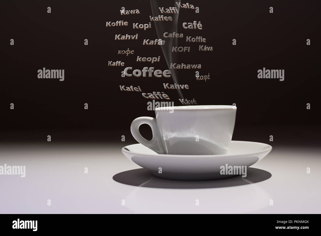 Taza de café con la palabra Caffè en muchos idiomas del mundo y vapor Foto de stock