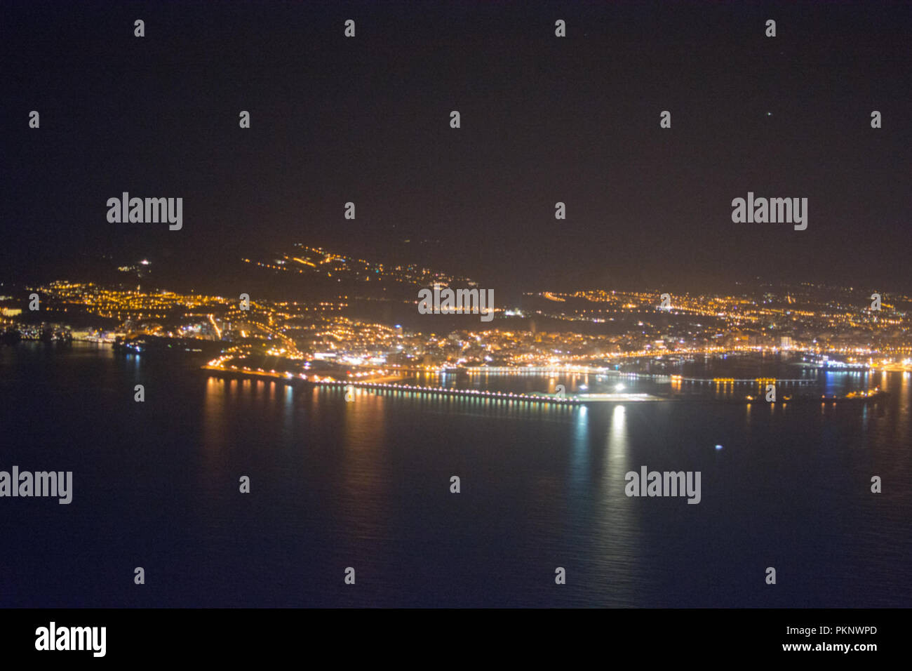 Vista aérea de la ciudad iluminada de noche de Palma de Mallorca, España Foto de stock