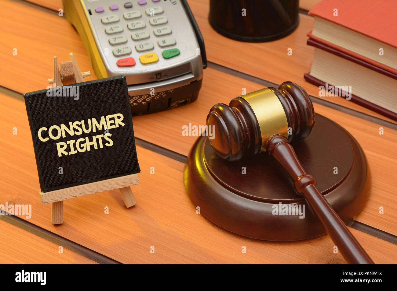 Los derechos del consumidor tema con martillo de madera sobre la mesa, la ley de fondo. Foto de stock