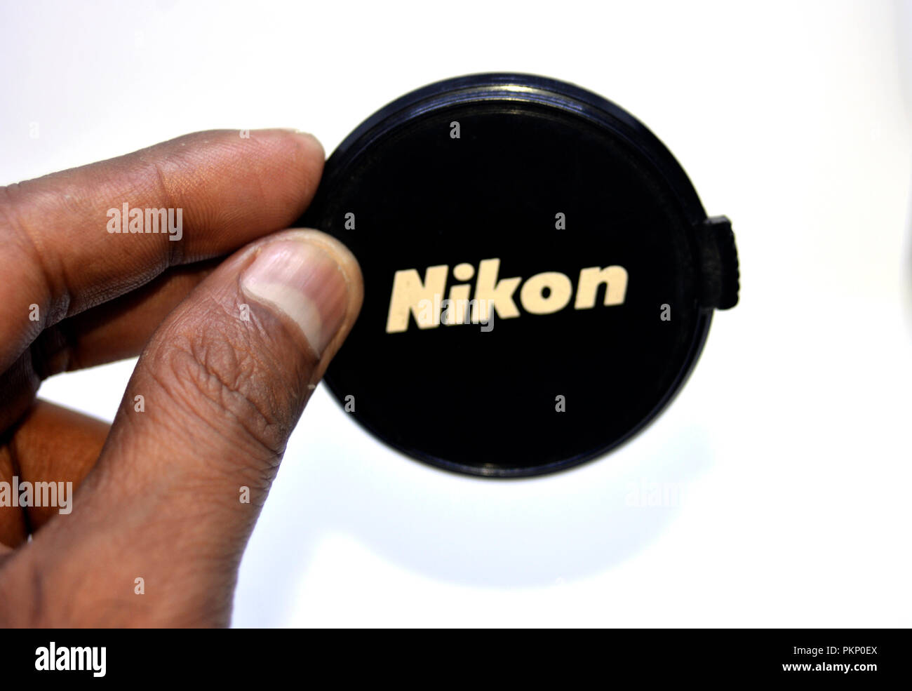 Nikon gorra en mano Foto de stock