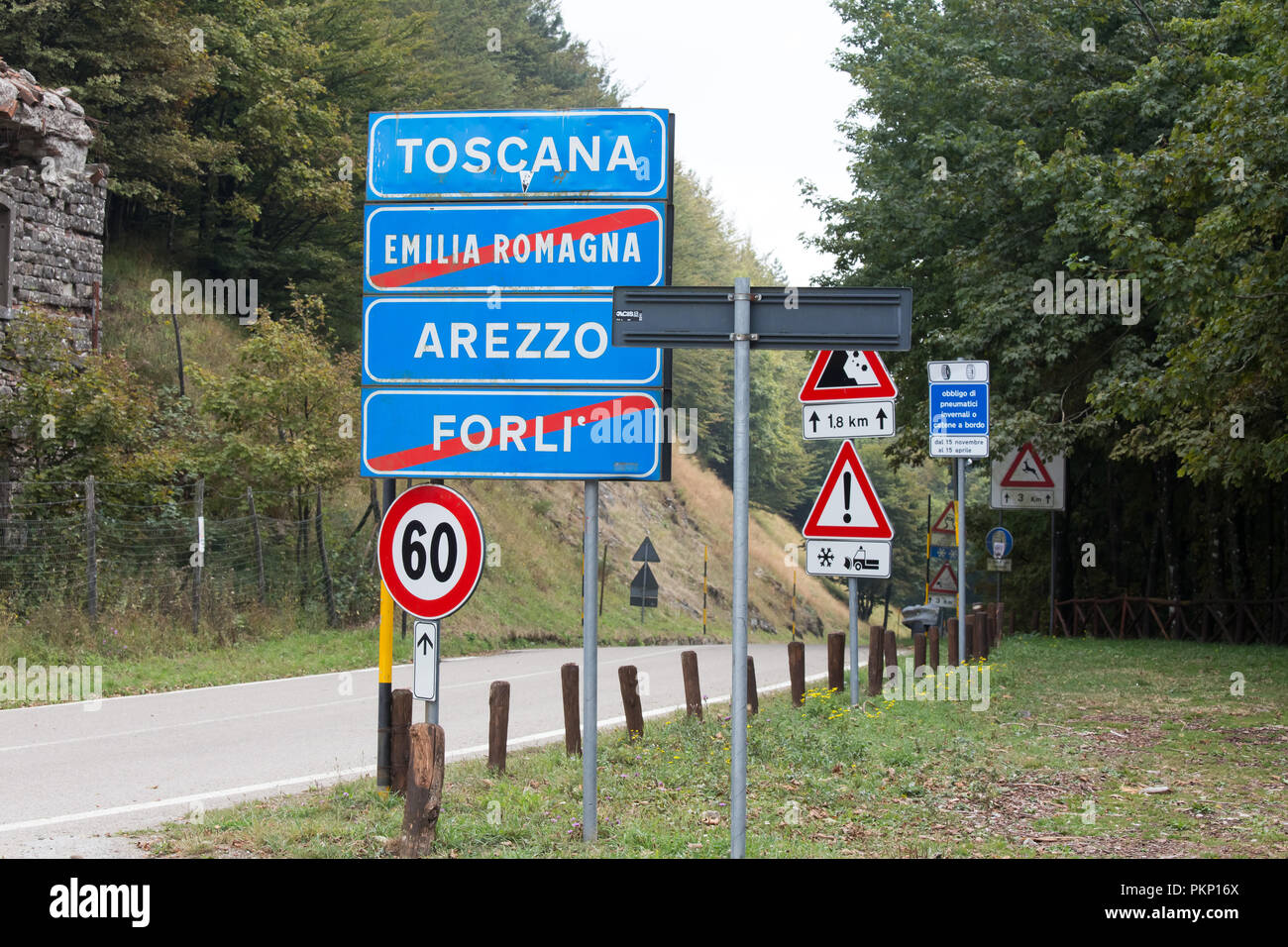 Las señales de la carretera a la entrada de la Toscana, Arezzo, Italia. Foto de stock