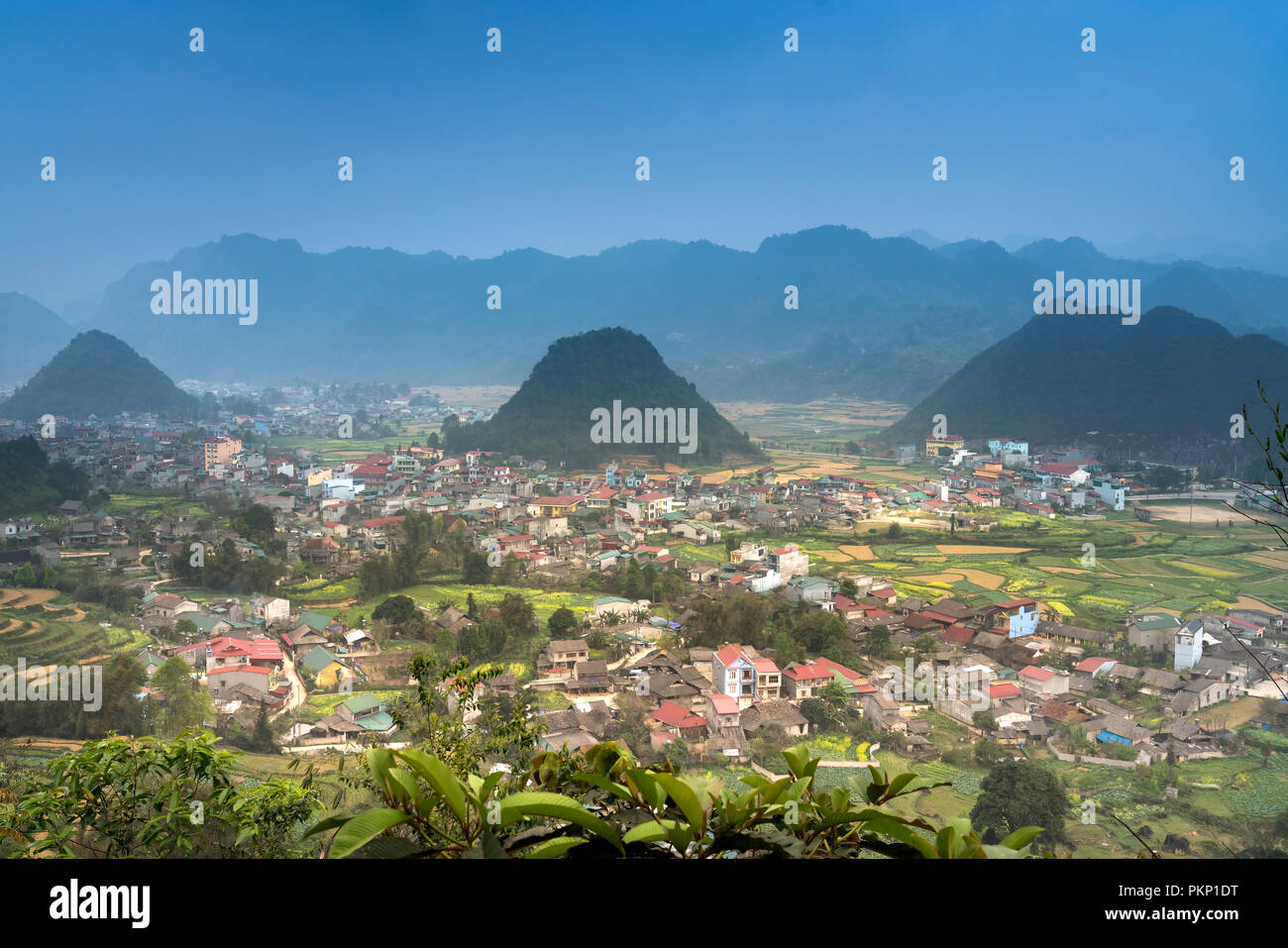 Hada de la doble de montaña está situado en la ciudad, hijo Tam Quan Ba,  distrito de la provincia de Ha Giang, Vietnam Fotografía de stock - Alamy