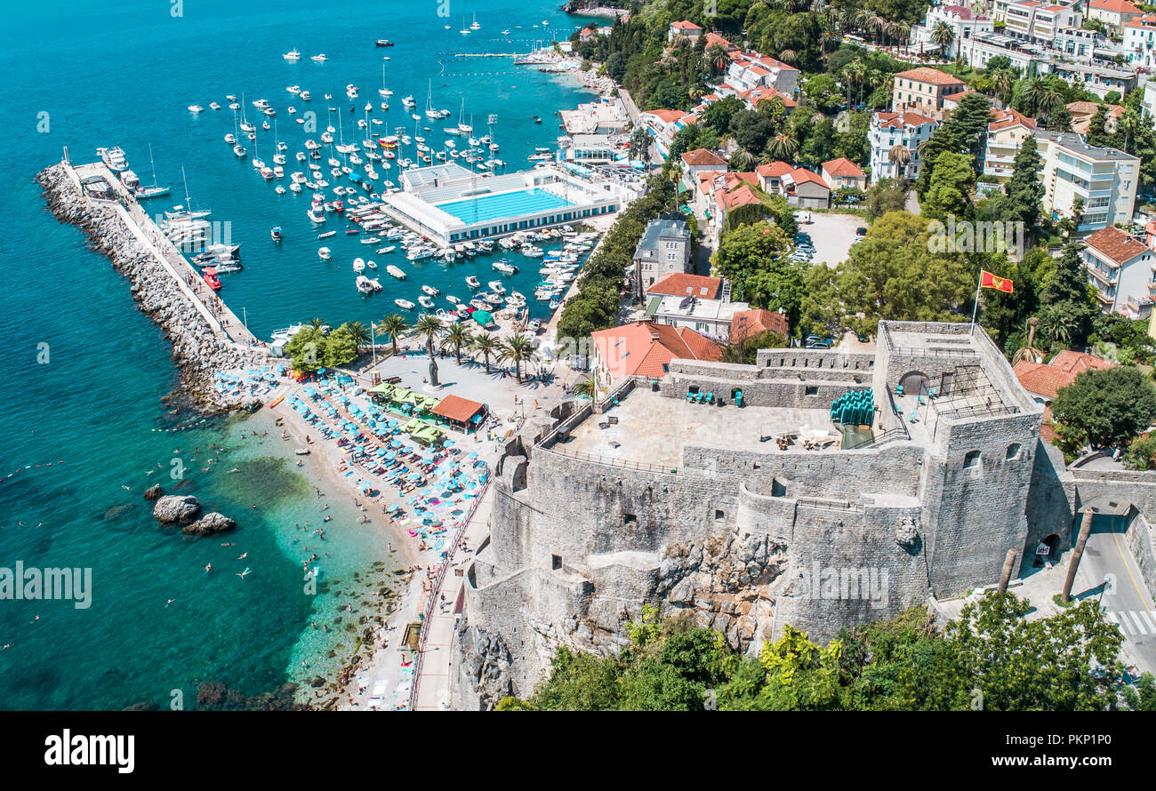 Herceg Novi, Montenegro, vista aérea de la ciudad y marina. Foto de stock