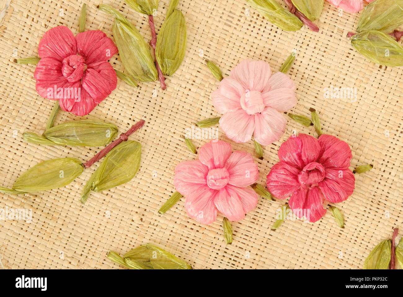 Tela de arpillera rígidos bordados con flores de rafia rosa Fotografía de  stock - Alamy