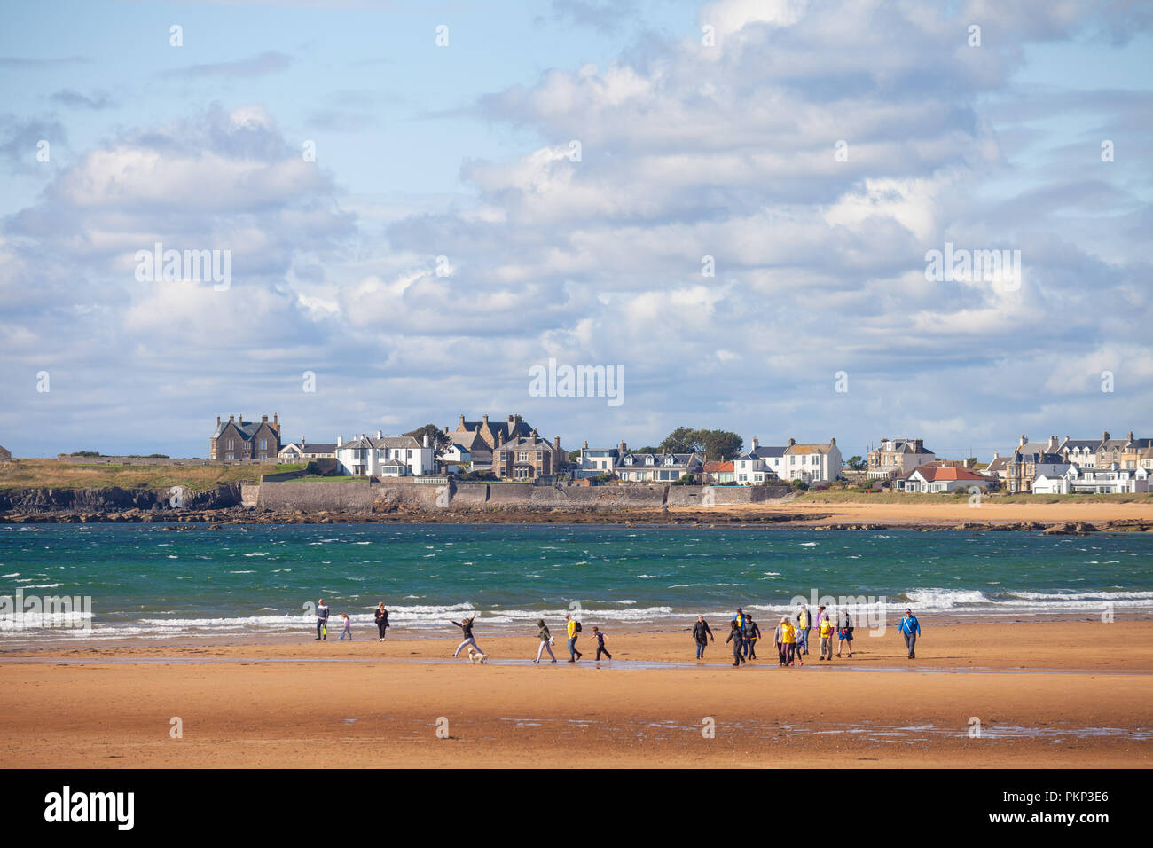 Un numeroso grupo de caminantes en la playa de Elie Fife Escocia. Foto de stock