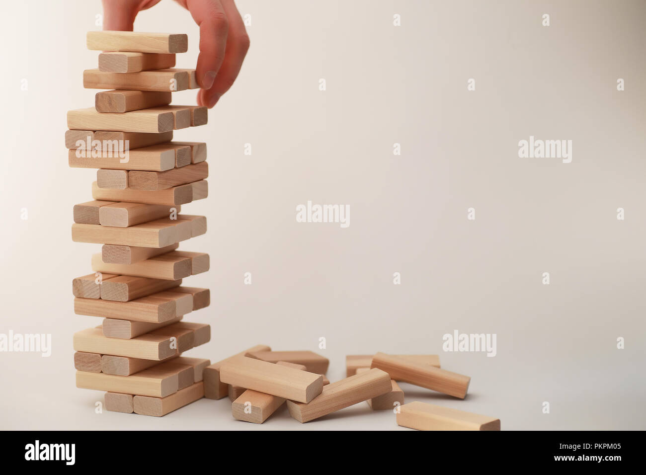 Juego de mesa jenga torre de palos de madera Fotografía de stock - Alamy