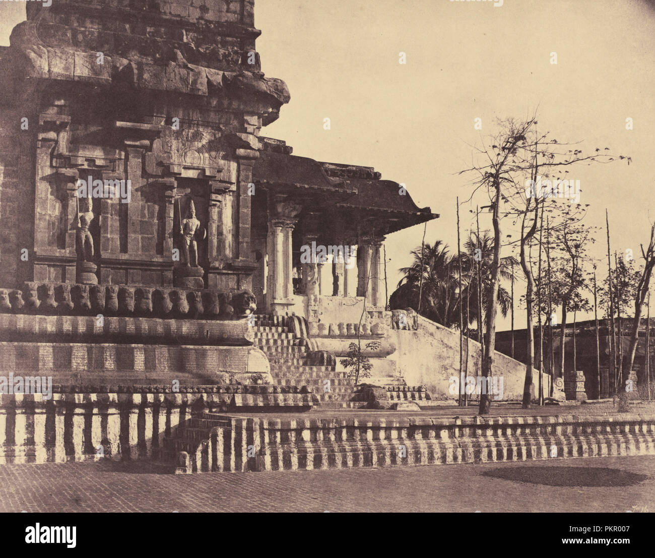 Tanjore: Gran Pagoda, entrada mirando hacia fuera. Fecha: marzo-abril de 1858. Dimensiones: hoja recortada (en la imagen): 27,2 x 34,7 cm (10" x 13 11/16 11/16) Soporte: 45,6 x 57,5 cm (17 15/16 x 22 5/8 pulg.). Medio: albúmina impresión. Museo: La Galería Nacional de Arte, Washington DC. Autor: Linnaeus callos. Foto de stock