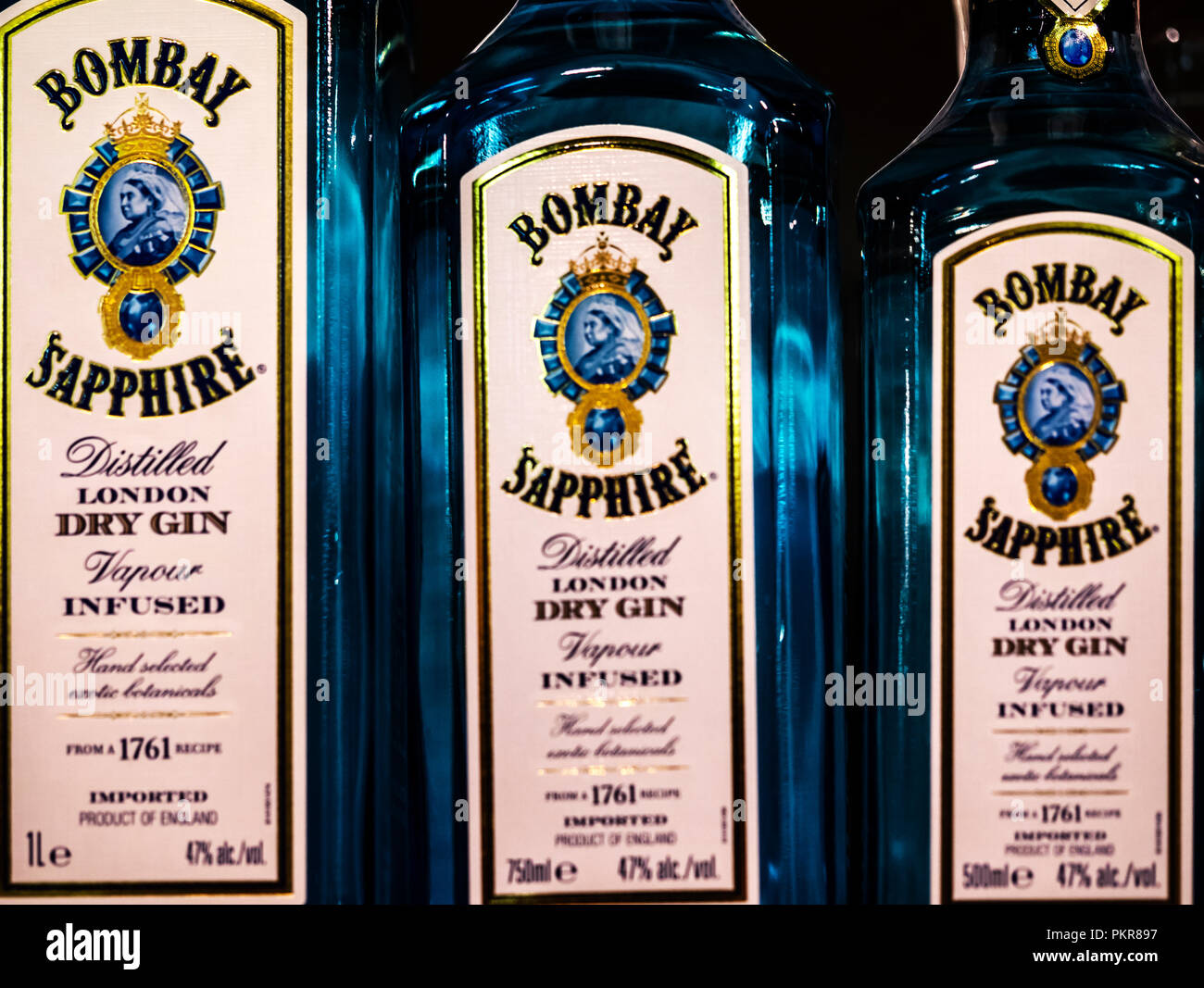 Filas de Bombay Sapphire Gin en la tienda. Su nombre proviene de la popularidad de gin en la India durante el Raj británico. Foto de stock