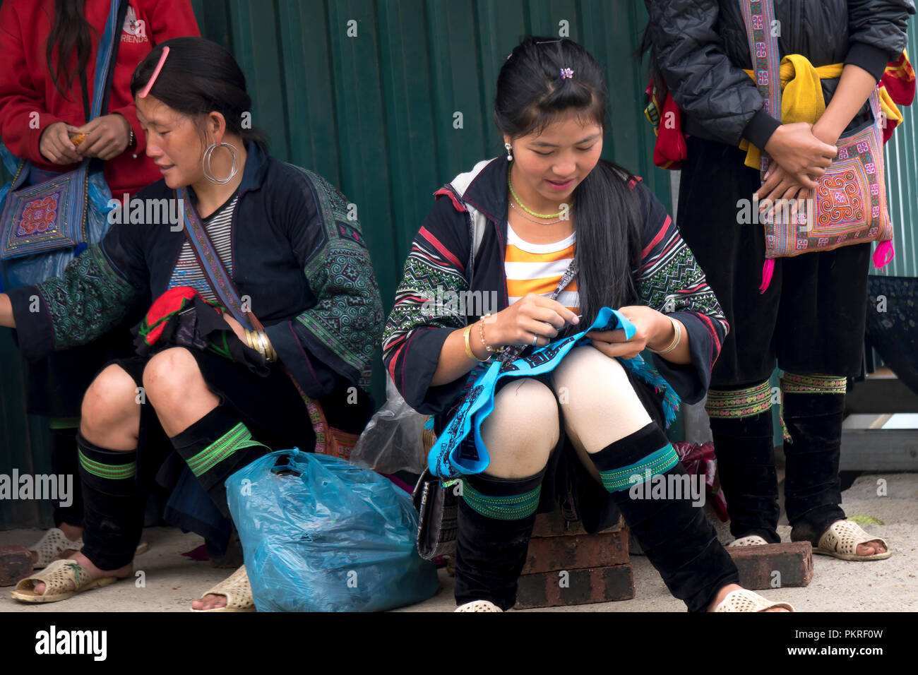 La imagen de la hermosa muchacha de la minoría H'Mong está sentado en bordado en Sapa town, Lao Cai, Vietnam Foto de stock