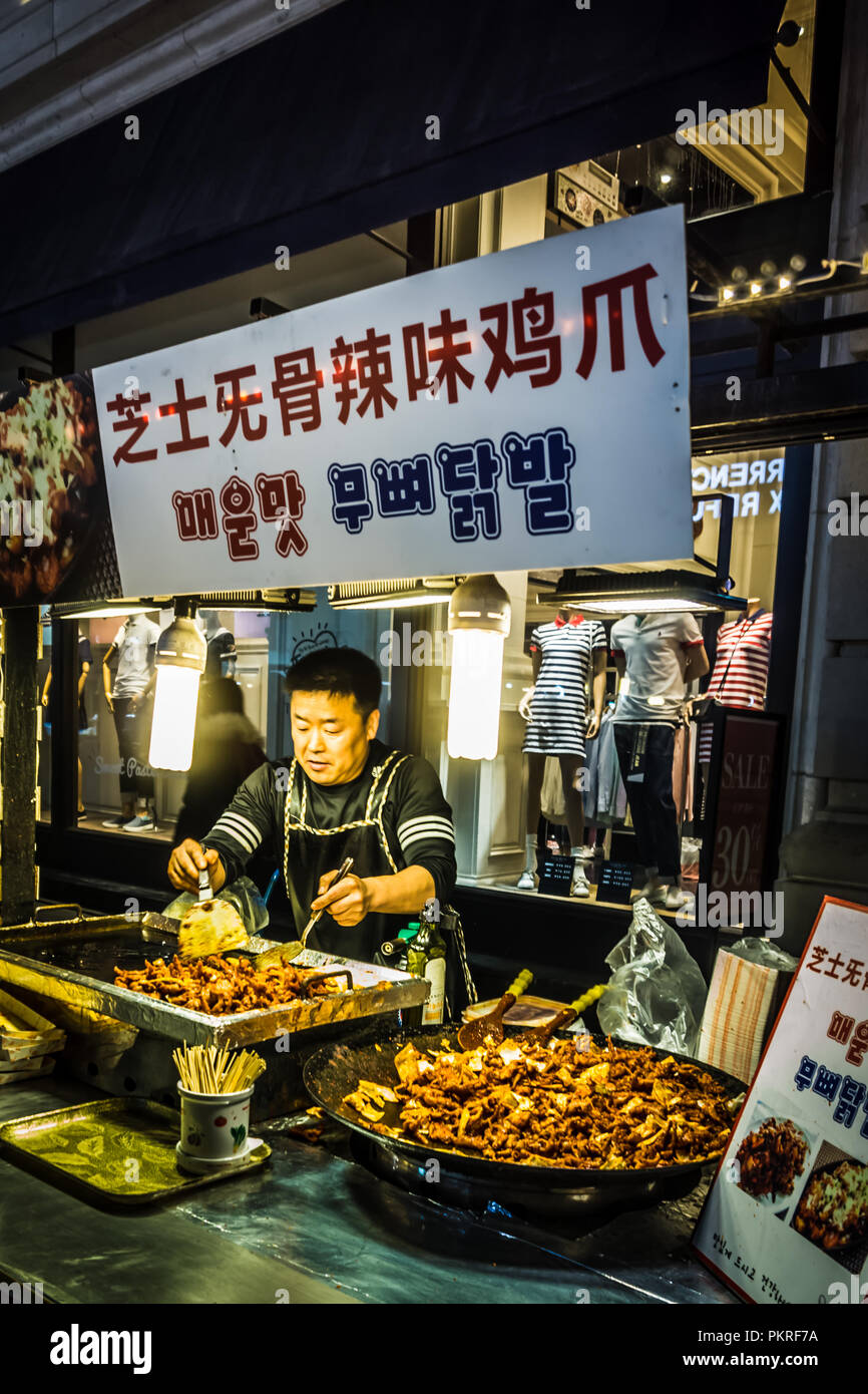 Seúl, Corea del Sur - 15 de mayo de 2017: Queso garras de pollo deshuesado con chili, comida de la calle en Myeongdong. Foto de stock
