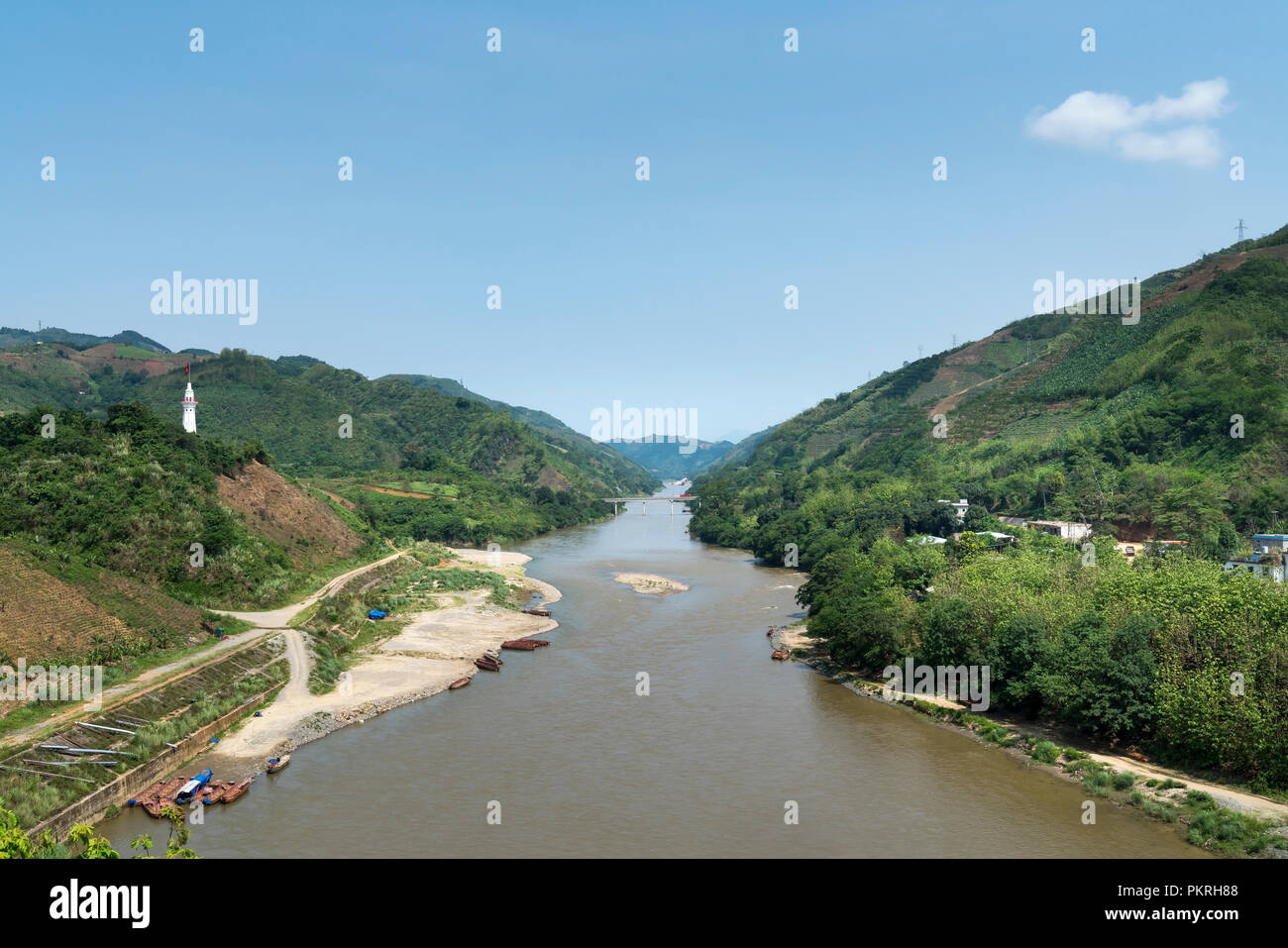 El Río Rojo es la frontera entre Vietnam y China Fotografía de stock - Alamy