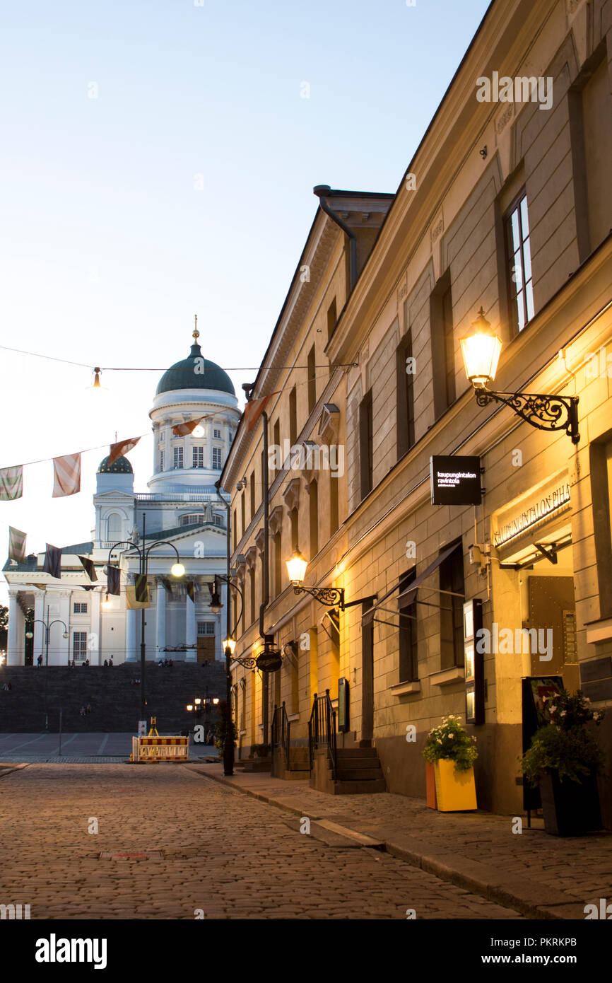 La Catedral de Helsinki y el atardecer Foto de stock