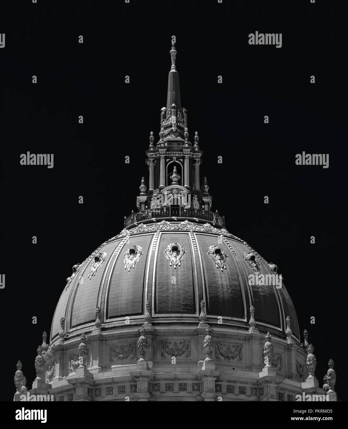 La impresionante cúpula de la Alcaldía de San Francisco en blanco y negro Foto de stock