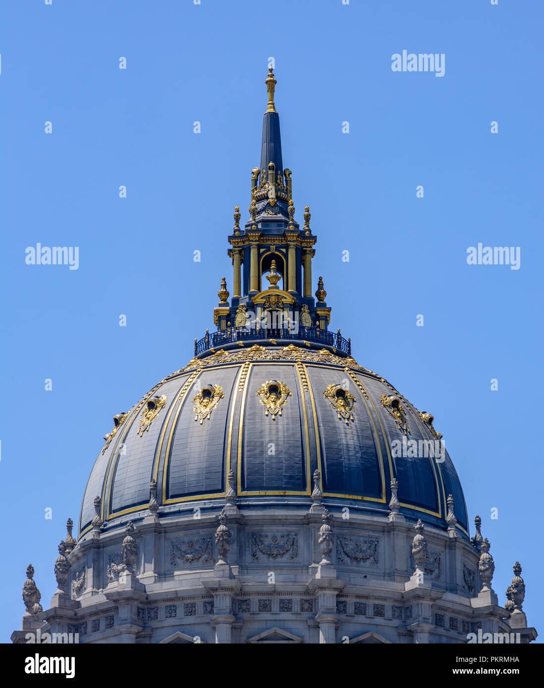 La impresionante cúpula Gold-Gilded de la Alcaldía de San Francisco con un fondo azul. Foto de stock
