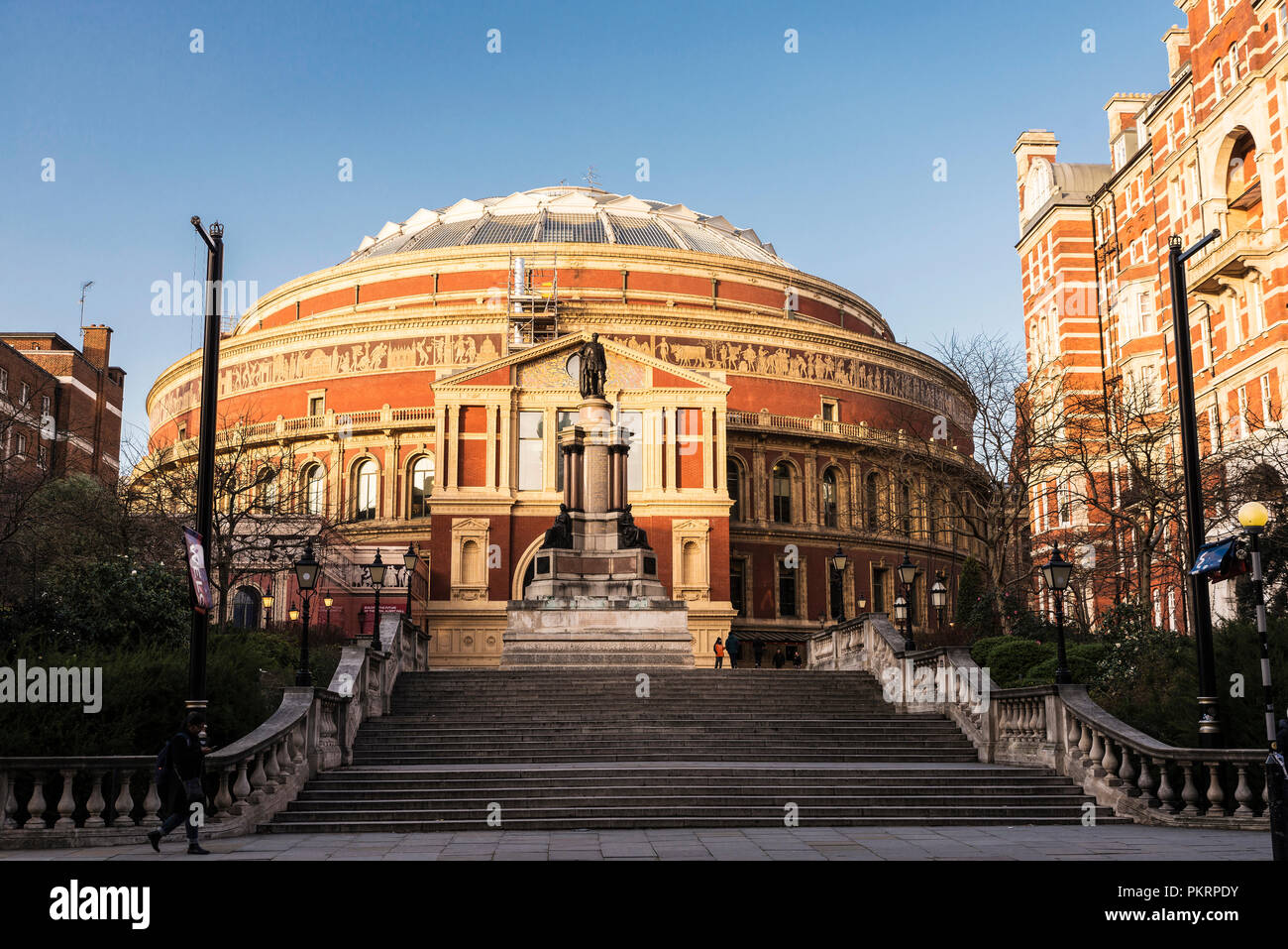 Londres, Reino Unido - 3 de enero de 2018: Fachada del Royal Albert Hall, un antiguo edificio clásico con personas alrededor de Londres, Inglaterra, Reino Unido Foto de stock