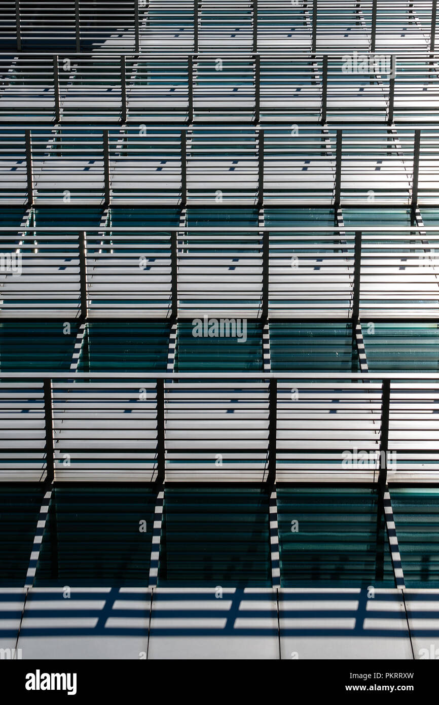 Resumen de las pantallas solares y sombras en un edificio Foto de stock