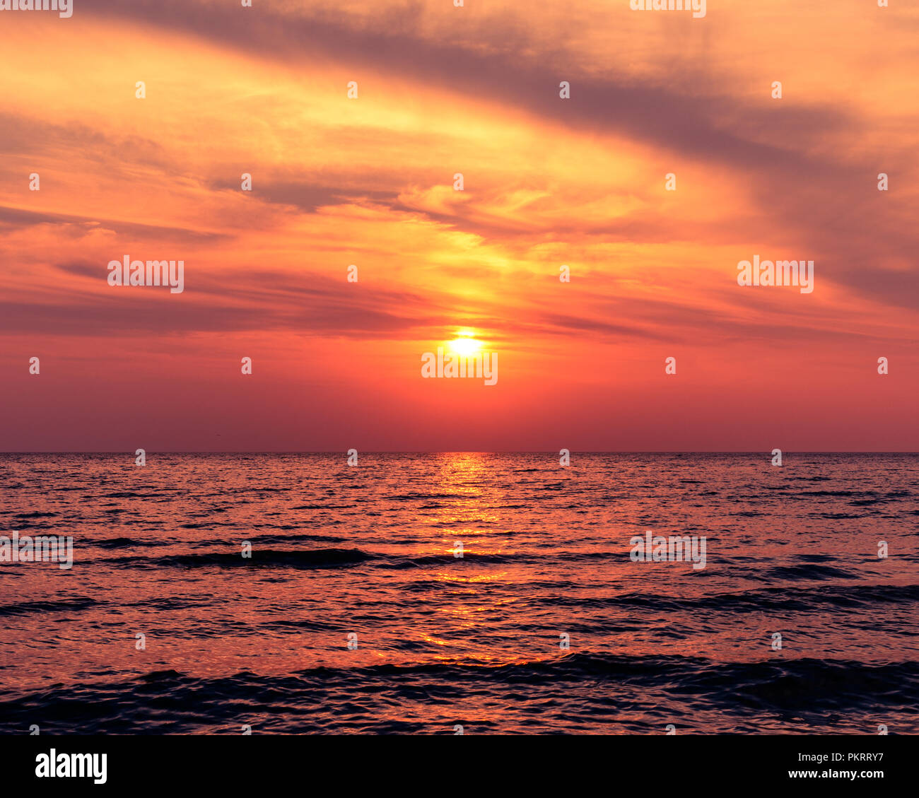 Hermoso atardecer en la playa de Sauble en verano, con tenues nubes en el cielo Foto de stock