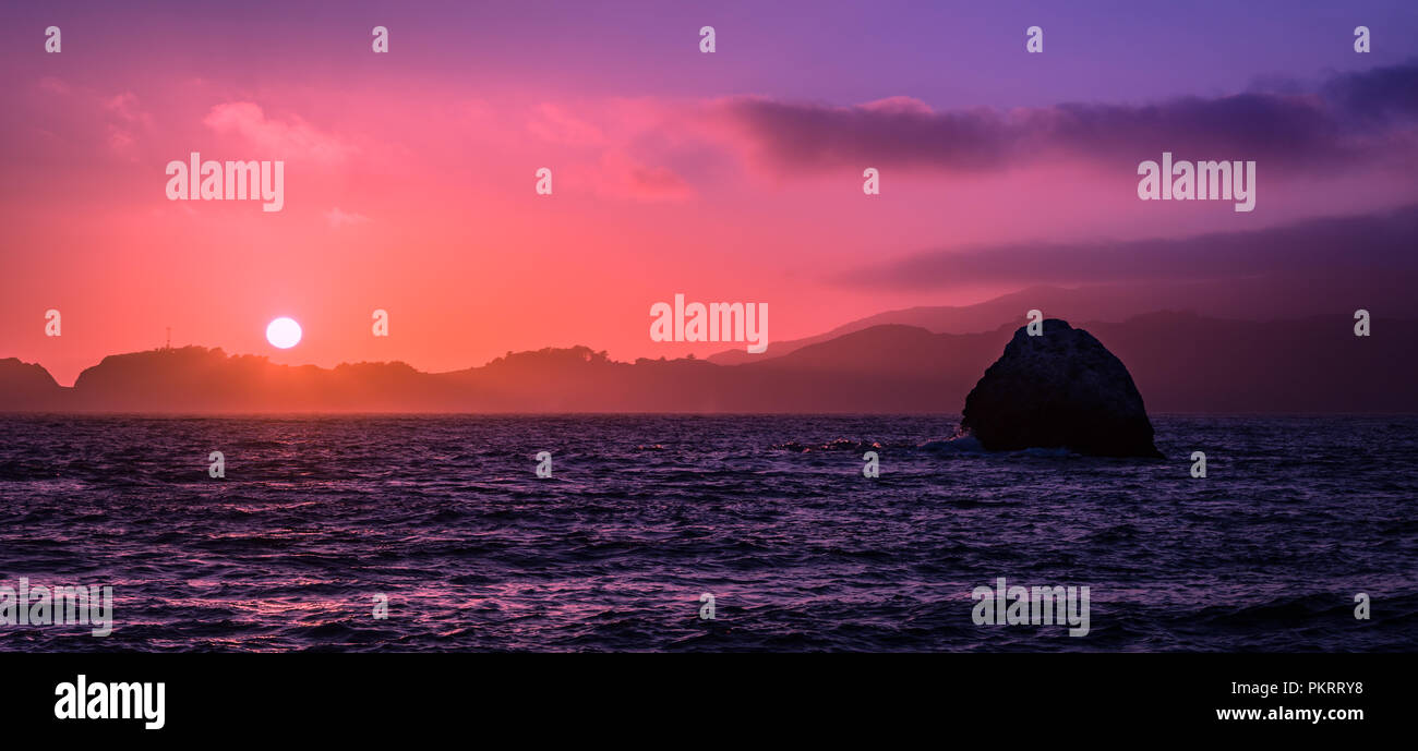 Hermoso atardecer en la playa de Marshall en San Francisco en el verano con tenues nubes en el cielo Foto de stock