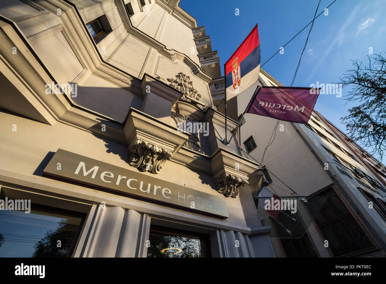Belgrado, Serbia - Septiembre 12, 2018: Mercure Hotel insignia en su negocio principal para Serbia. Hoteles Mercure es una cadena hotelera del grupo Accorhotel Foto de stock
