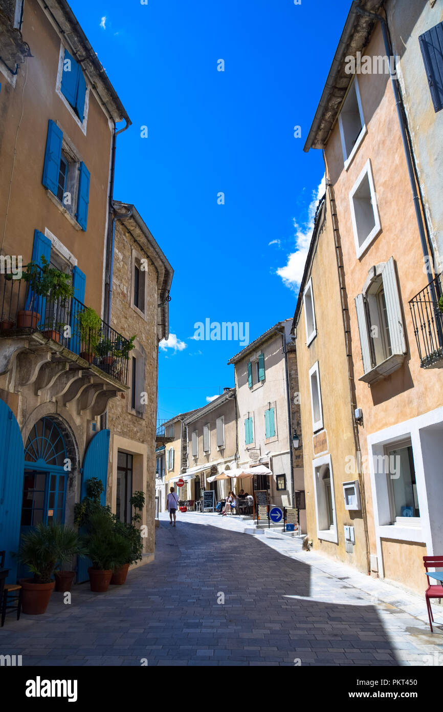 Calles, tiendas y la arquitectura de la aldea de la cima de la colina en el Luberon Menerbes son de Provence, Francia Foto de stock