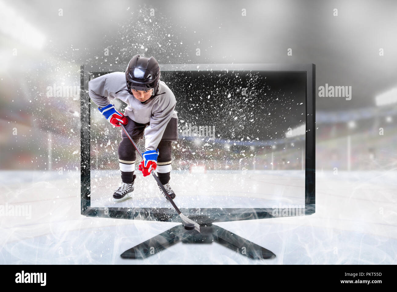 Jugador de hockey sobre hielo Junior en deportes competitivos marcha de pie dentro del estadio al aire libre iluminadas en el monitor de televisión. Concepto de televisión Live 3D realistas Foto de stock