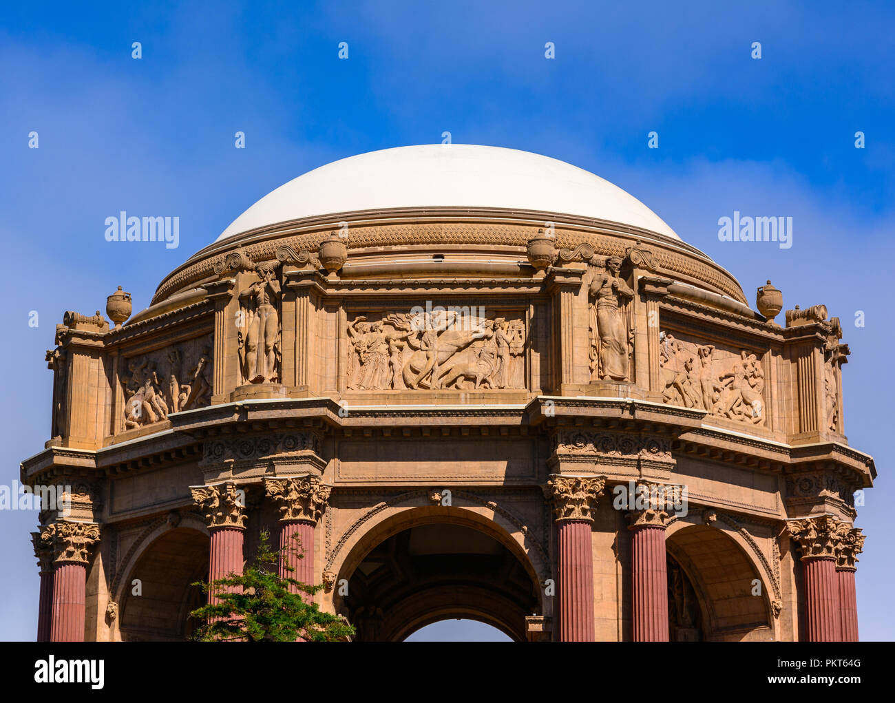 La parte superior de la gran cúpula blanca del Palacio de Bellas Artes en San Francisco. Foto de stock