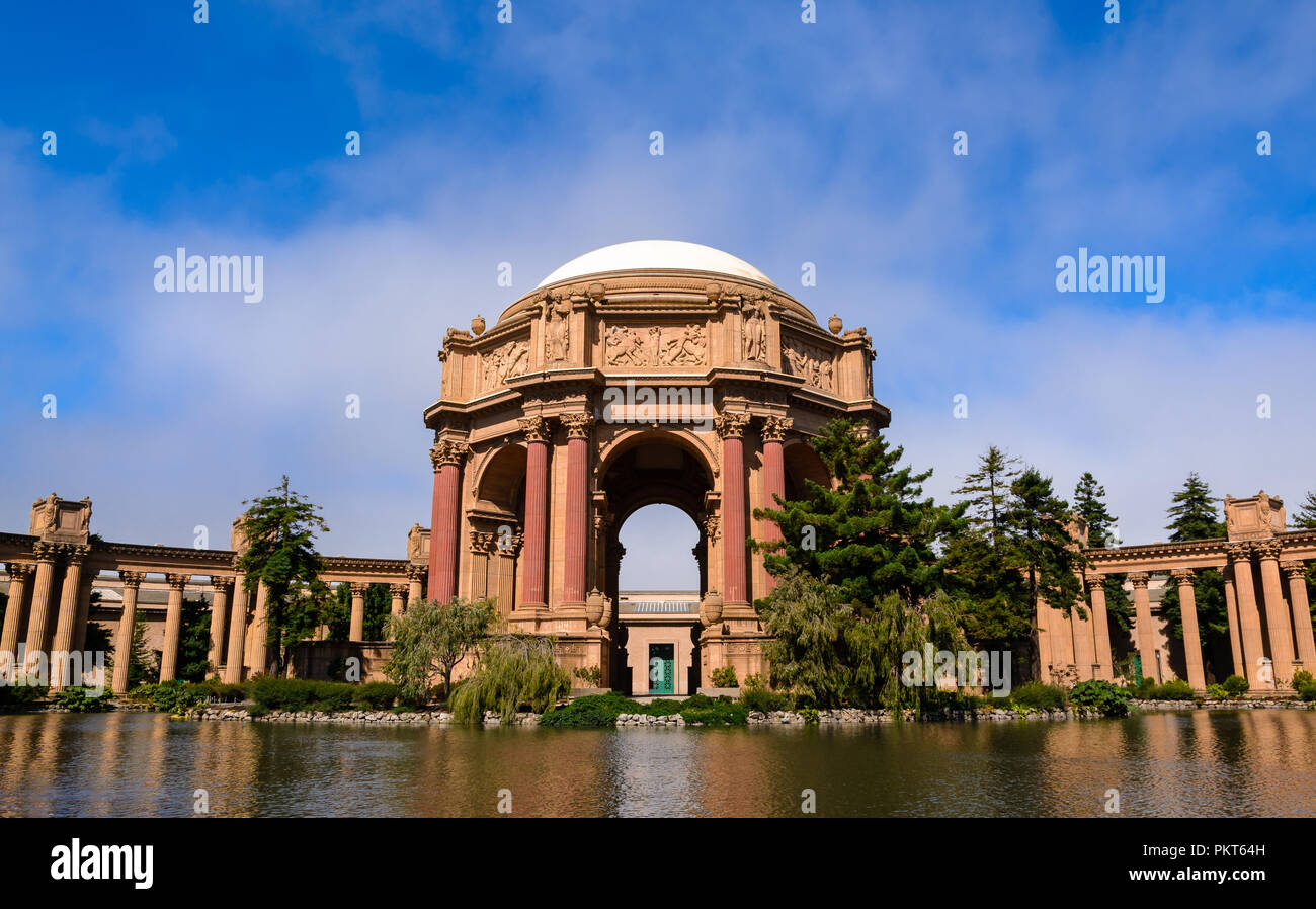 El Palacio de Bellas Artes en San Francisco fachada con una gran cúpula de color blanco en la parte delantera y un estanque rodeado de árboles Foto de stock