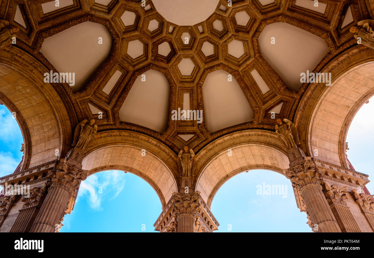 Los detalles del interior de la gran cúpula blanca del Palacio de Bellas Artes en San Francisco. Foto de stock