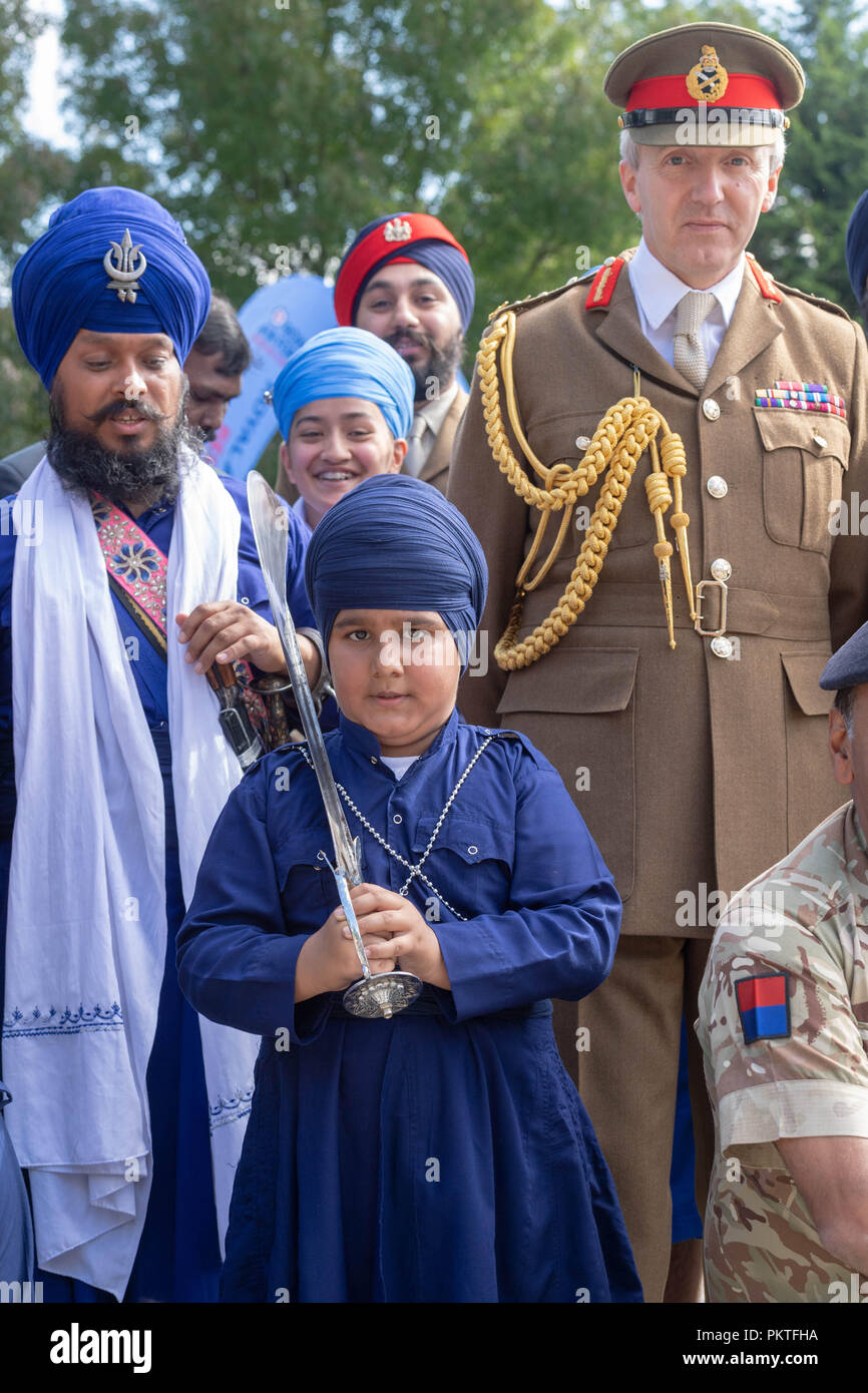 Londres, 15 de septiembre de 2018 Día de puertas abiertas del Ejército del Reino Unido para marcar Saragarhi anuales conmemoraciones Este celebra una batalla épica donde 21 soldados sijs tomó una última postura frente a 10.000 miembros de tribus enemigas en 1897 el Mayor General Ben Bathurst CBE, Comandante General de distrito de Londres (a la derecha) con algunos de los visitantes al evento sij Ian Davidson Crédito/Alamy Live News Foto de stock