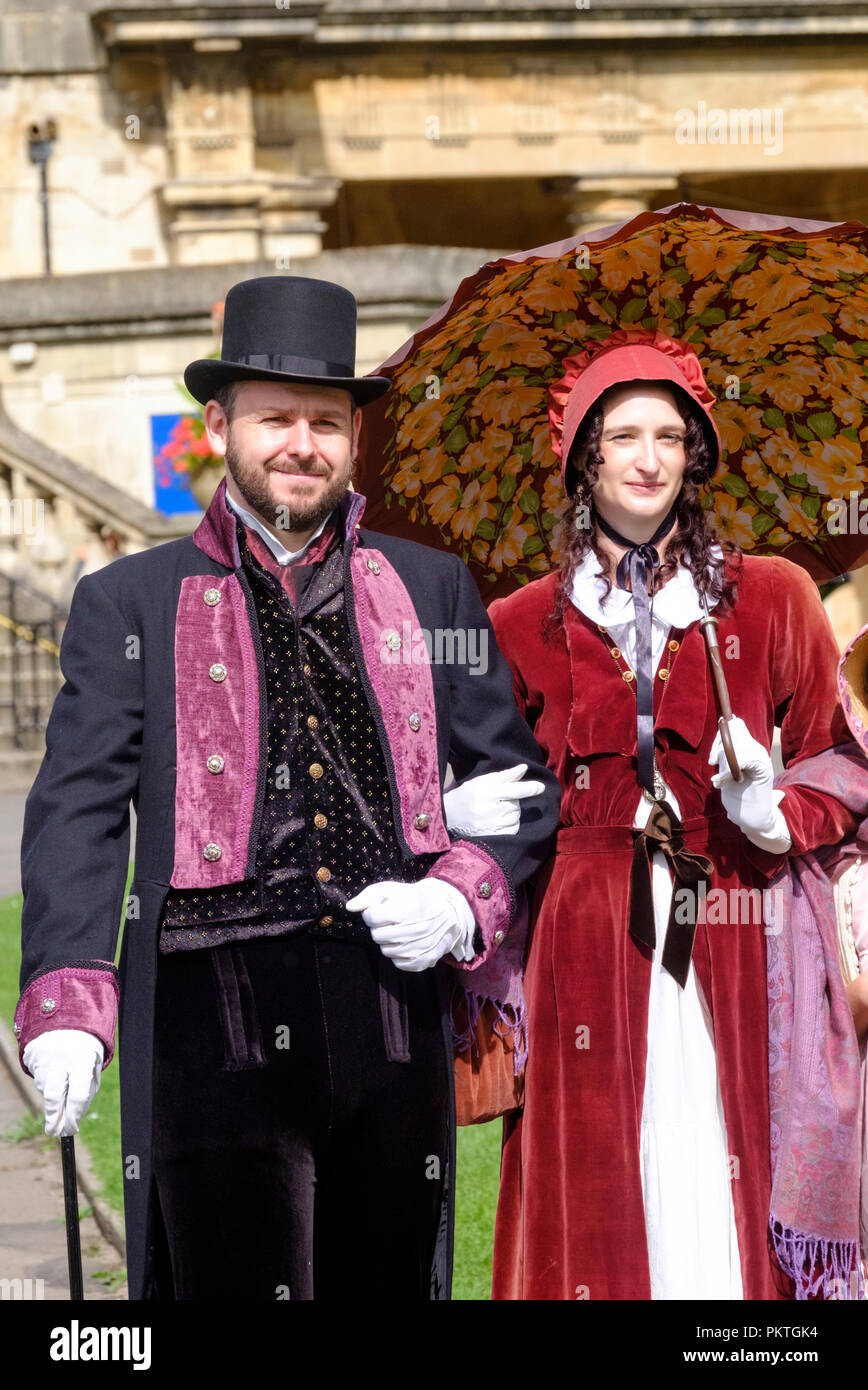 Bath, Reino Unido. El 15 de septiembre de 2018. Los fans de Jane Austen se reúnen en Regency vestido de paseo a través de la histórica ciudad de Bath. La tasa anual Bath, Reino Unido. El 15 de septiembre de 2018. Los fans de Jane Austen se reúnen en Regency vestido de paseo a través de la histórica ciudad de Bath. La tasa anual