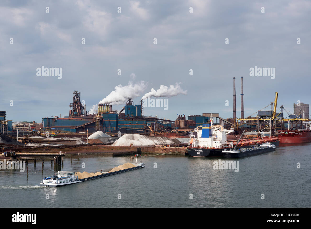 Molino de acero de Tata Steel en la costa del Mar del Norte, cerca de Amsterdam, Holanda Septentrional, en los Países Bajos Foto de stock