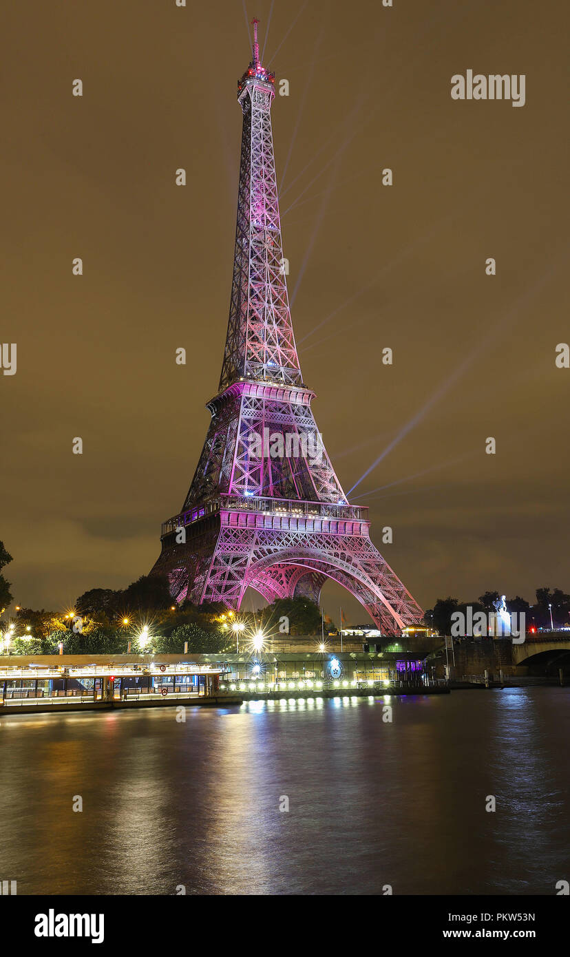 El espectáculo de luces en la Torre Eiffel, en la noche del 13 de  septiembre de 2018 para celebrar el 160º aniversario de Japan-France  amistad Fotografía de stock - Alamy