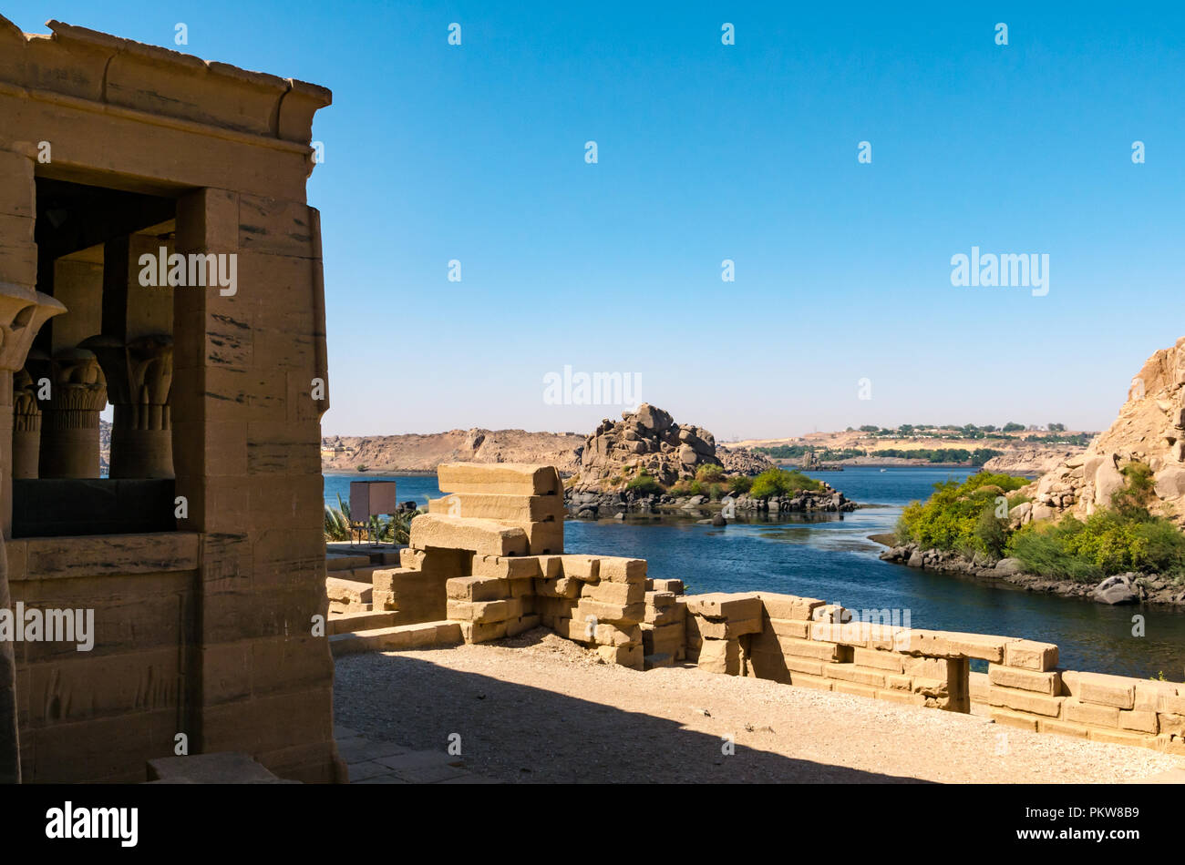 Vista desde el templo de Philae en Isla Agilkia al lago Nasser, el río Nilo, en Asuán, Egipto, África Foto de stock