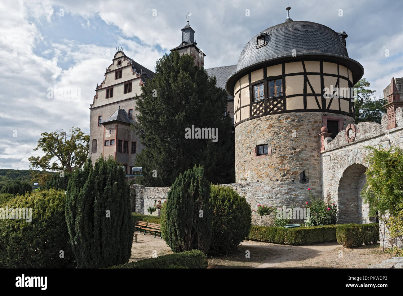 Alta Edad Media Rock Castle en Kronberg im Taunus, Hesse, Alemania. Foto de stock