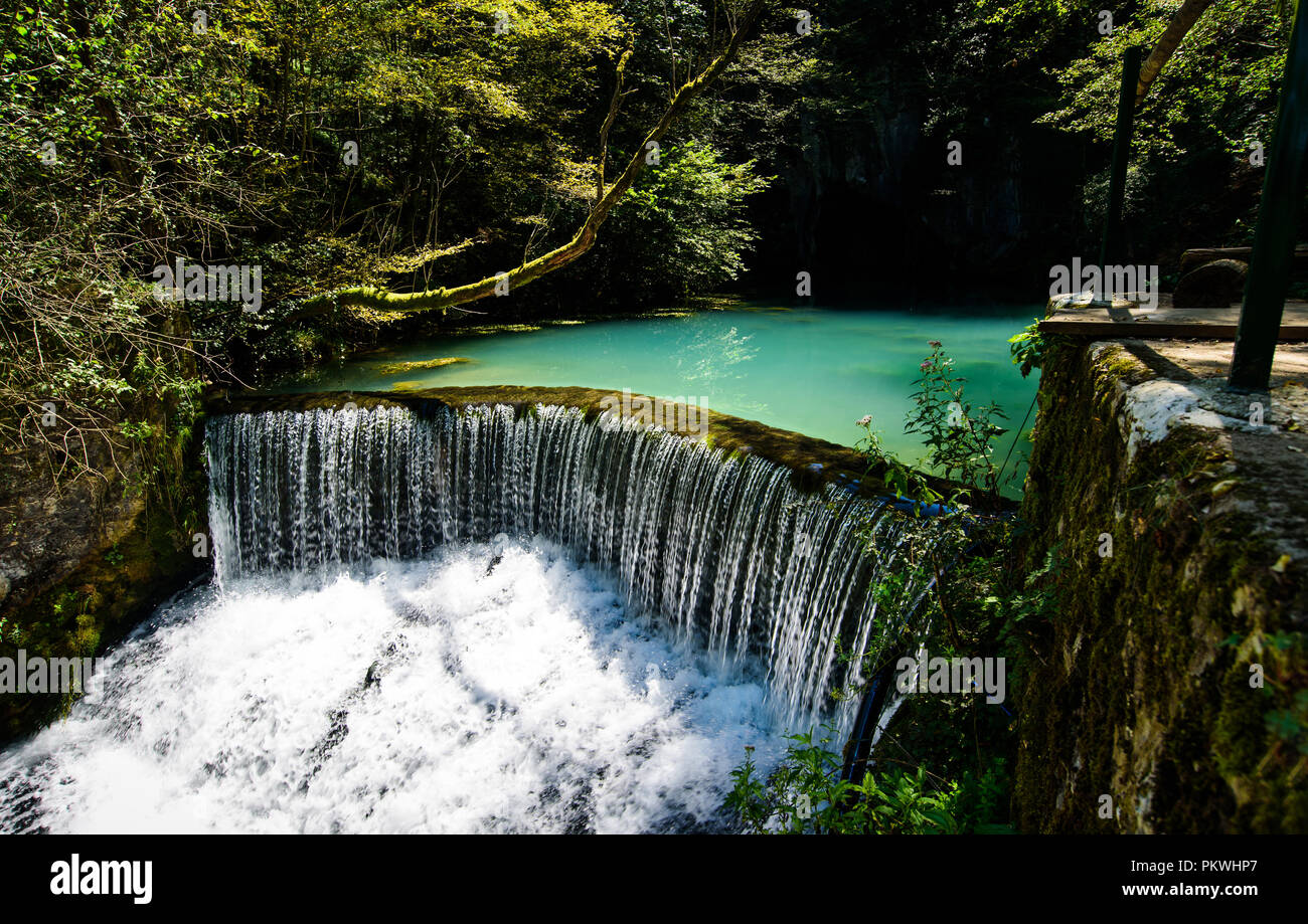 Krupaj vrelo un pozo de agua natural de Serbia oriental Foto de stock